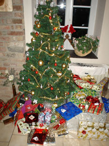 Kerstboom met cadeautjes eronder